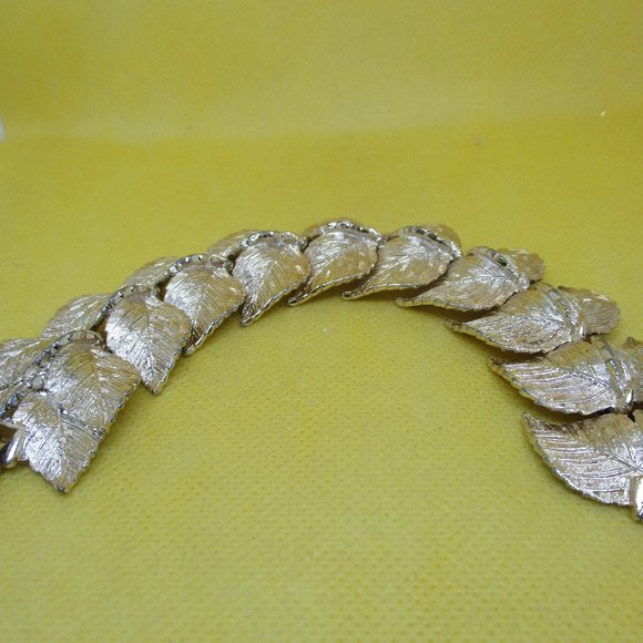 Vintage ART BRACELET HEAVY Signed Art Gold Tone Bracelet Gold Tone Leaves - Picture 12 of 15